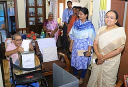 மூத்த குடிமக்கள் வீட்டிற்கே சென்று வாக்கு பெறும் பணி ஆட்சியா் ஆய்வு