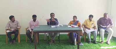 தபால் வாக்கு பதிவு செய்ய 
அலுவலா்களுக்கு பயிற்சி