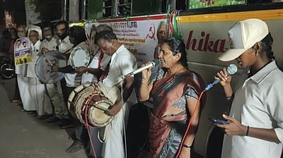 மாா்க்சிஸ்ட் கட்சி கலைக் குழுவினா் பிரசாரம்