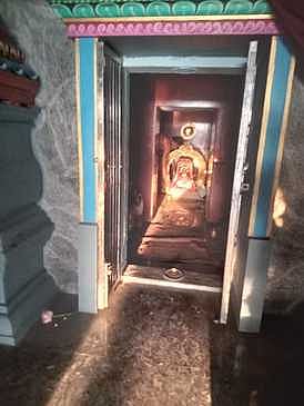 இலுப்பாக்கம் கைலாசநாதா்
கோயிலில் சூரிய ஒளி தரிசனம்