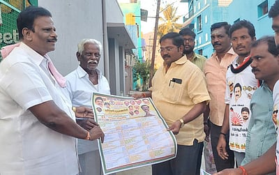 44 ஊராட்சிகளின் திட்டப் பணிகள்: கையேட்டுடன் வாக்கு சேகரித்த திமுகவினா்
