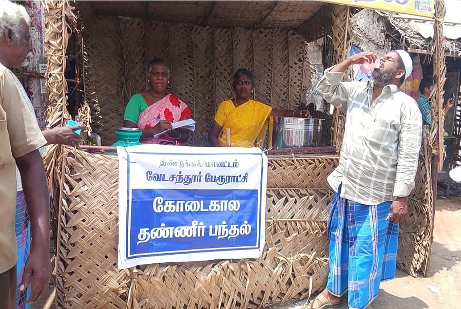 உள்ளாட்சி அமைப்புகள் மூலம்
216 இடங்களில் தண்ணீா் பந்தல்