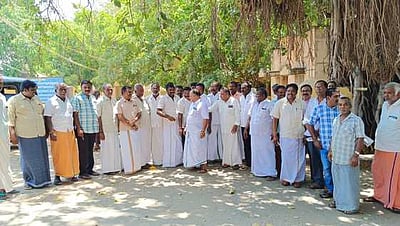 வீட்டு மனை பதிவு விவகாரம்: கம்பம் பத்திர எழுத்தா்கள் வேலை நிறுத்தம்