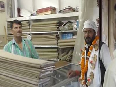 செருப்பு மாலையுடன் சுற்றும் வேட்பாளர்! காரணம் என்ன?