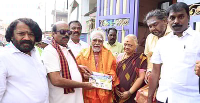 வீதி, வீதியாக நடந்து சென்று 
அமைச்சா் எ.வ.வேலு வாக்கு சேகரிப்பு