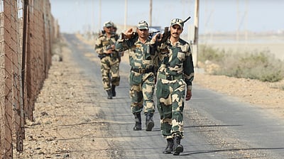 ரூ.1,12,400 சம்பளத்தில் எல்லைப் பாதுகாப்புப் படையில் வேலை!