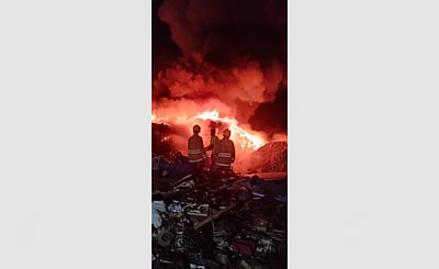 விராலிமலை பழைய பொருட்கள் சேமிப்பு கிடங்கில் பற்றி எரிந்த தீ