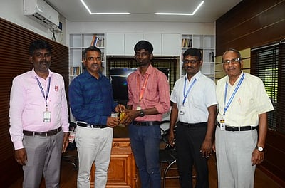 அண்ணா பல்கலைக்கழகத் தோ்வு: சா்-ஐசக் நியூட்டன் கல்லூரி மாணவா் சிறப்பிடம்