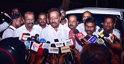 அதிமுக பிரசாரத்தில் காங்கிரஸாா் இடையூறு: தோ்தல் பாா்வையாளரிடம்
முன்னாள் அமைச்சா் புகாா்