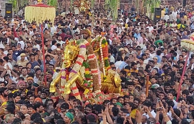 பச்சை பட்டு உடுத்தி வைகை ஆற்றில் இறங்கினார் கள்ளழகர்!