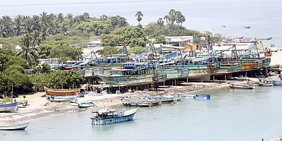 பாம்பனில் விசைப் படகுகள் 
சீரமைப்புப் பணி தொடக்கம்