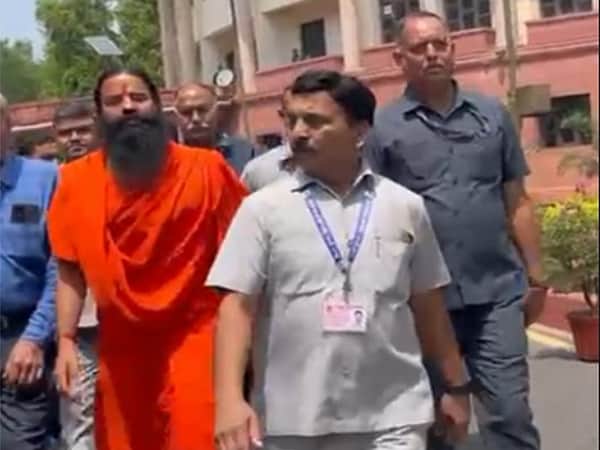 கரோனாவை குணமாக்கும் கரோனில் என்பதை நீக்குக: பாபா ராம்தேவ்வுக்கு நீதிமன்றம் உத்தரவு
