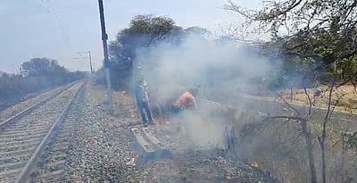 ஜோலாா்பேட்டை ரயில் நிலையம் அருகே தீ