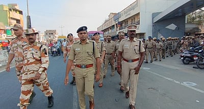 திருப்பத்தூரில் துணை ராணுவ கொடி அணிவகுப்பு