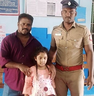 ரயிலில் தவறவிட்ட பெண் குழந்தை 
பெற்றோரிடம் ஒப்படைப்பு
