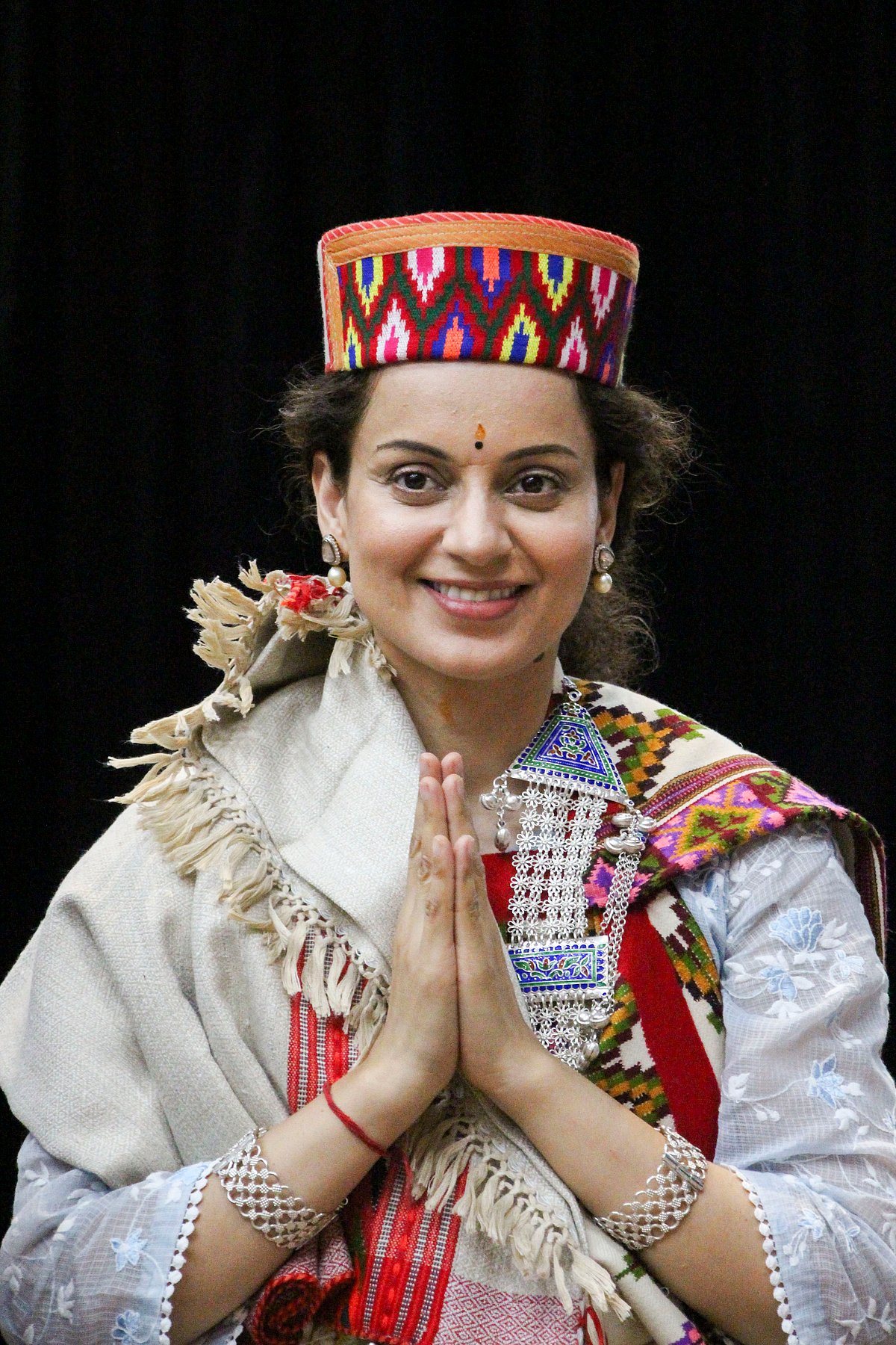 மக்களவை தேர்தலுக்கு முன்னதாக, குலுவில் நடைபெற்ற தேர்தல் பிரசார நிகழ்வில் கலந்து கொண்ட நடிகையும் பாஜக வேட்பாளருமான கங்கனா ரணாவத்.