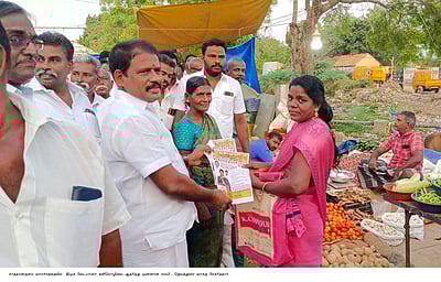 சாத்தான்குளத்தில் திமுக வேட்பாளருக்கு 
முன்னாள் எம்.பி. வாக்கு சேகரிப்பு