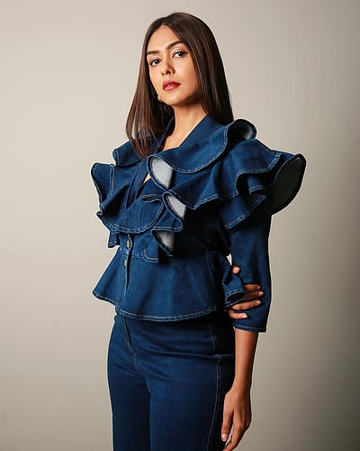 மாடர்ன் ரதி..! மிருணாள் தாக்குர்!