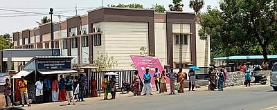 பயணிகள் நிழற்குடை அமைக்கக் கோரிக்கை