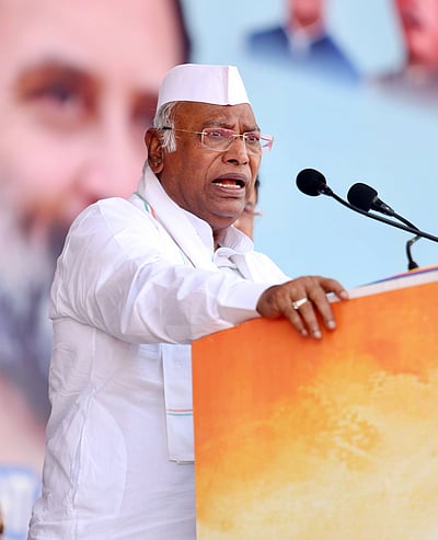 பழங்குடியினரை அச்சுறுத்தும் பாஜக: காா்கே குற்றச்சாட்டு