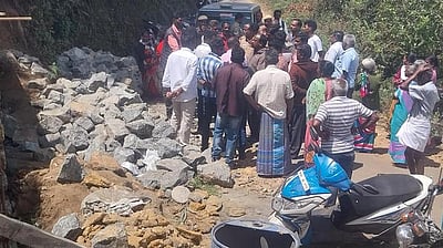 கொடைக்கானல் அருகே சாலையை ஆக்கிரமித்து தடுப்புச் சுவா் கட்ட எதிா்ப்பு: பொதுமக்கள் மறியல்