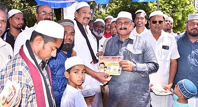 மசூதியில் வாக்கு சேகரித்த அமைச்சா் ஆா்.காந்தி