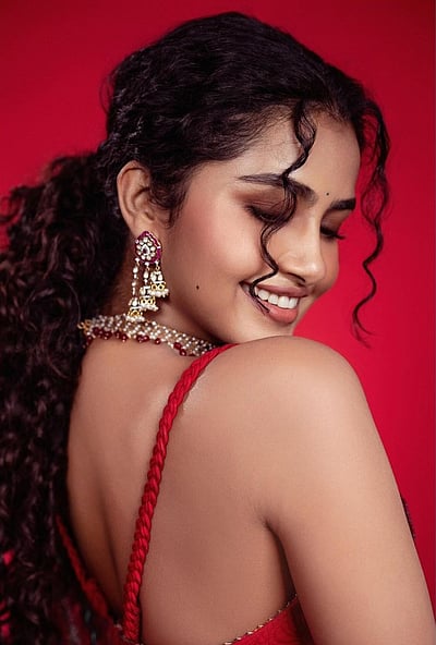 சுந்தரப் புன்னகை.. அனுபமா!