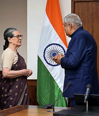 சோனியா காந்தி உள்பட 14 போ் 
மாநிலங்களவை எம்.பி.க்களாக பதவியேற்பு