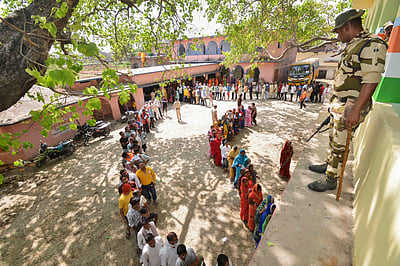 மேற்குவங்கத்தில் முதல்கட்ட வாக்குப்பதிவு: கல்வீச்சு, கடத்தல், தீவைப்பு