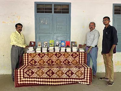 பள்ளி நூலகத்துக்கு புத்தகங்கள்...