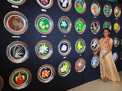 குறிஞ்சிப்பாட்டின் 99 பூக்களை ஓவியமாக்கிய மாணவி!