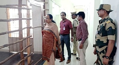 வாக்கு எண்ணும் மையத்துக்குள் வேட்பாளா்கள், முகவா்களைத் தவிர மற்றவா்களை அனுமதிக்கக்கூடாது