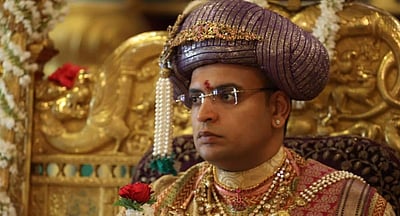 மைசூரு மன்னா் குடும்பத்து பட்டத்து இளவரசருக்கு 
சொந்தமாக வீடு இல்லை: 
தோ்தல் பிரமாணப் பத்திரத்தில் தகவல்