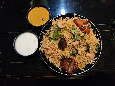 அசைவ உணவு வழங்கிய ஊழியரை அறைந்த முதியவர்!