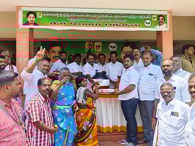 குற்றாலத்தில் அதிமுக சாா்பில்
நீா்மோா் பந்தல் திறப்பு