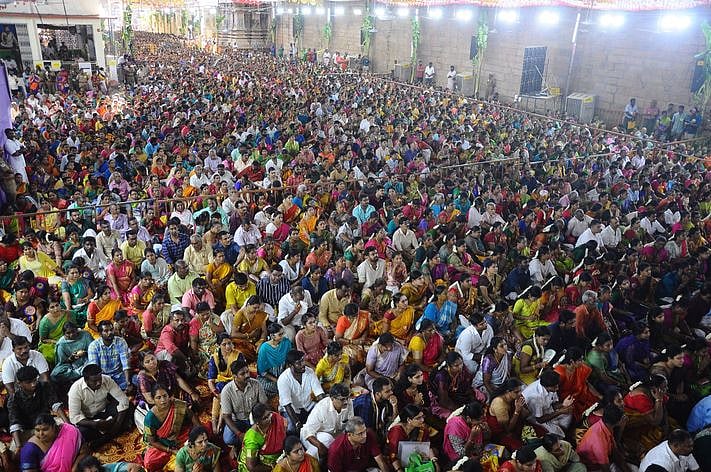 மீனாட்சி அம்மனுக்கு திருமாங்கல்யம் அணிவிக்கப்பட்ட போது, திருக்கல்யாணத்தை காண வந்திருந்த ஏராளமான பெண்கள் தாங்களும் தாலி சரடுகளை மாற்றிக் கொண்டனர்.