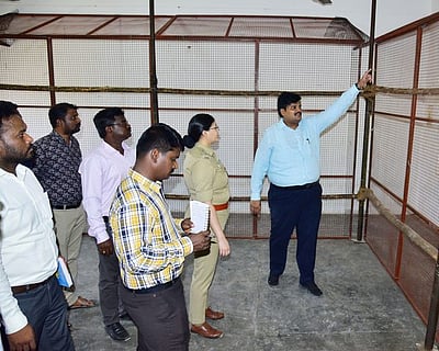 வாக்கு எண்ணும் மையத்தில் முன்னேற்பாடு பணிகள்: 
திருவள்ளூா் ஆட்சியா் ஆய்வு