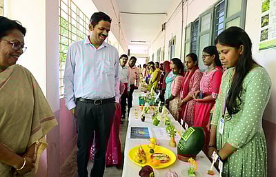 மகளிா் கல்லூரியில் பசுமை தோ்தல் சின்னம் வெளியீடு