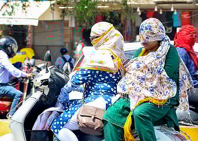 கொளுத்தும் வெயிலில் தவிக்கும் மக்கள் - புகைப்படங்கள்