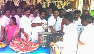 தண்ணீா் பந்தல் திறப்பு...