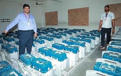 திருவள்ளூா்: தனியாா் பள்ளியில் வைக்கப்பட்ட வாக்குப் பதிவு இயந்திரங்கள்