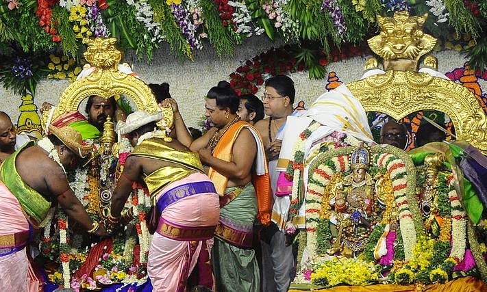 காலை 08.35 மணிக்கு மேல் சிவாச்சாரியார்கள் வேத மந்திரங்கள் முழங்க மீனாட்சி - சுந்தரேசுவரர் திருக்கல்யாணம் நடைபெற்றது.