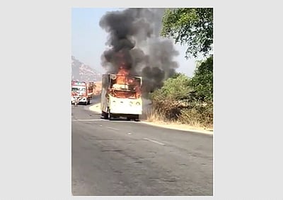 ஆந்திரத்தில் பிரசார வாகனத்திற்கு மர்ம நபர்கள் தீவைப்பு 