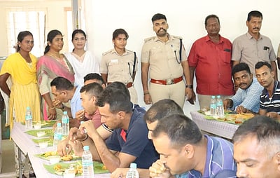 துணை ராணுவ வீரர்களுக்கு வழியனுப்பு