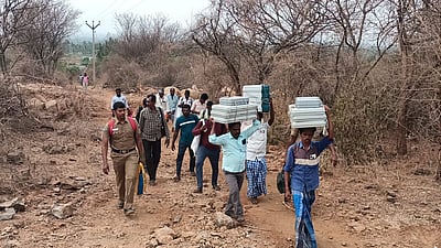 போதமலைக்கு தலைச்சுமையாக கொண்டு செல்லப்பட்ட வாக்கு எந்திரங்கள்!