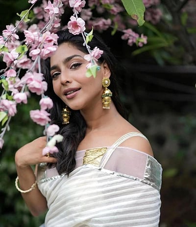 பூவுக்குள் ஒளிந்திருக்கும்...