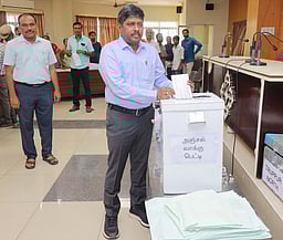 கோவை மாவட்டத்தில் முதல் நாளில் 1,324 போ் தபால் வாக்களிப்பு