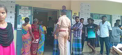 வேங்கைவயலில் வாக்களிக்க வந்த மக்கள்