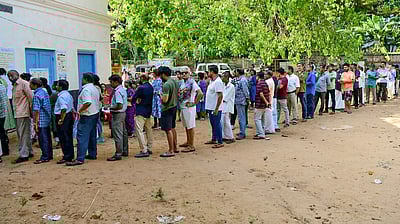 சுட்டெரிக்கும் வெயிலிலும் வாக்களிக்க கேரள மக்கள் ஆர்வம்!