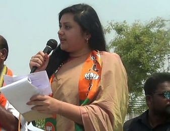 பாஜக வேட்பாளரை ஆதரித்து
நடிகை நமீதா பிரசாரம்